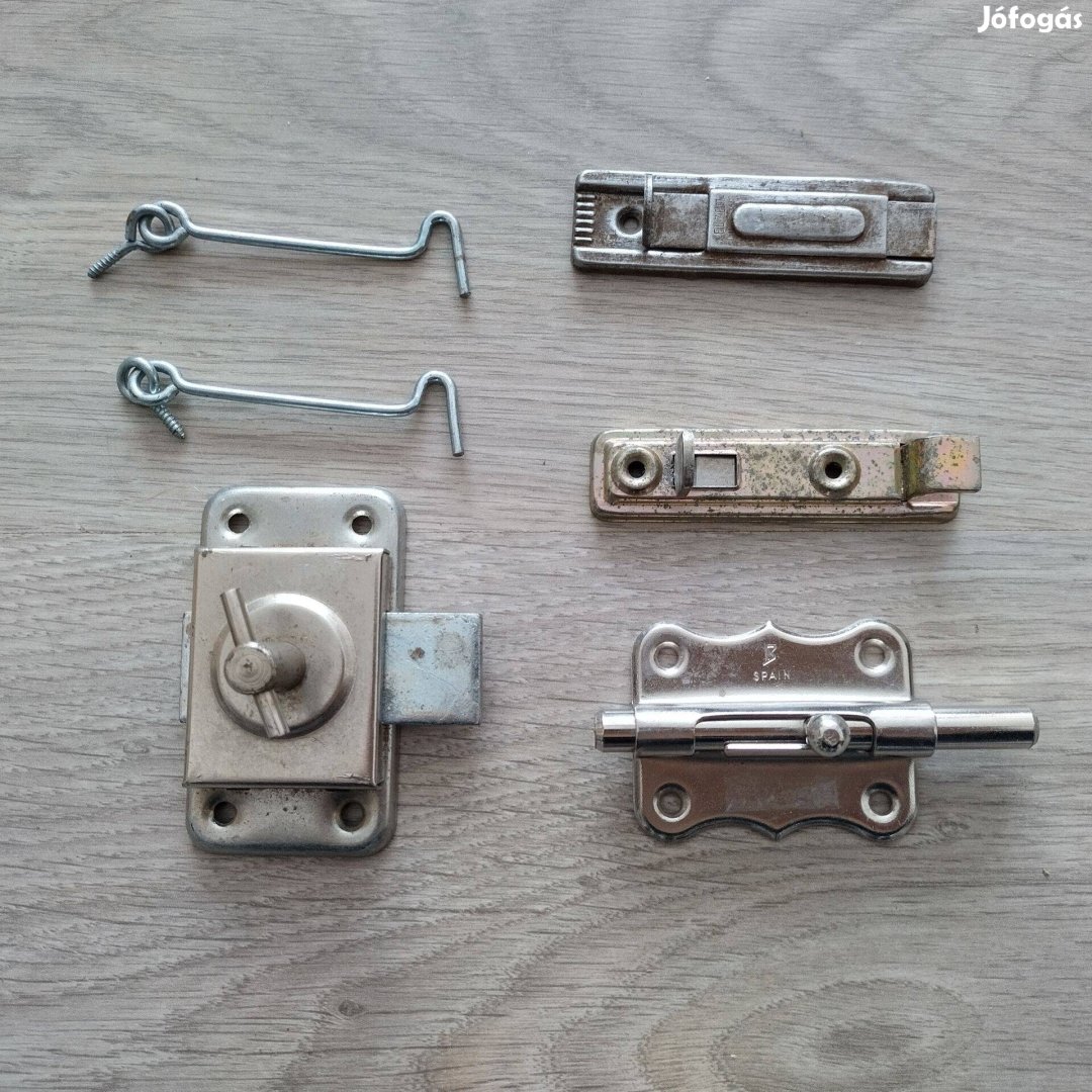 Ajtó riglik, akasztók újszerűek egyben eladó 6 db