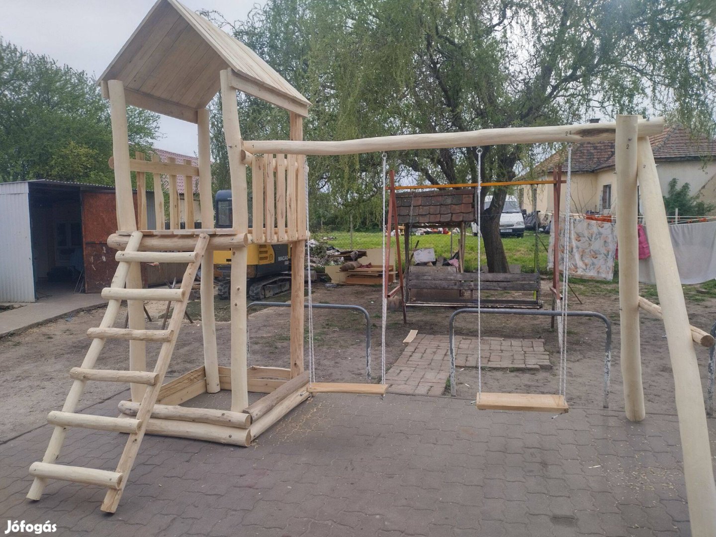 Akác csúszda torony hintával