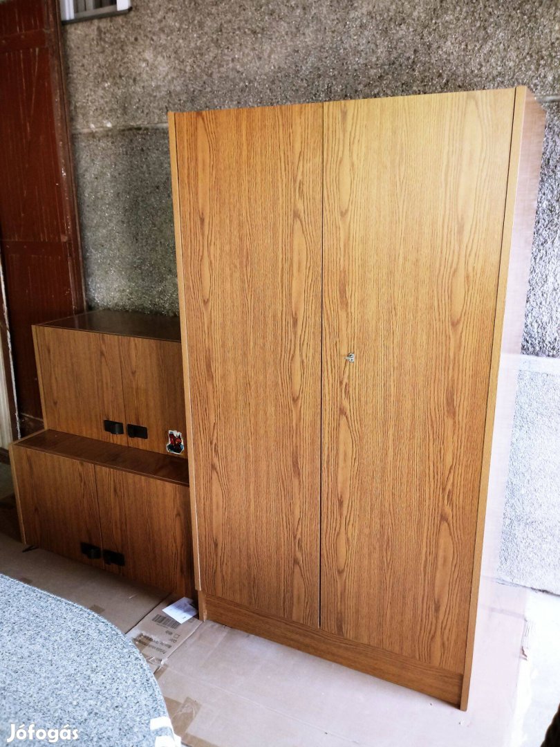 Akasztós és polcos ruhásszekrény