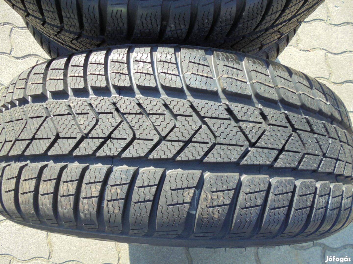 Akció !!! Új 225/55 R 17-es Pirelli téli gumi szett eladó