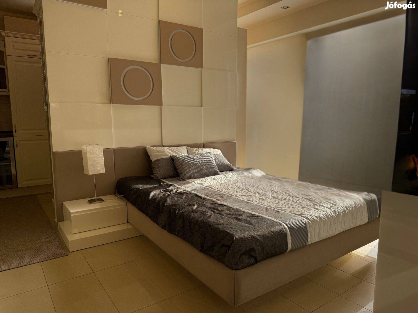 Akciós franciaágy teljes falburkolattal, matraccal, kárpit