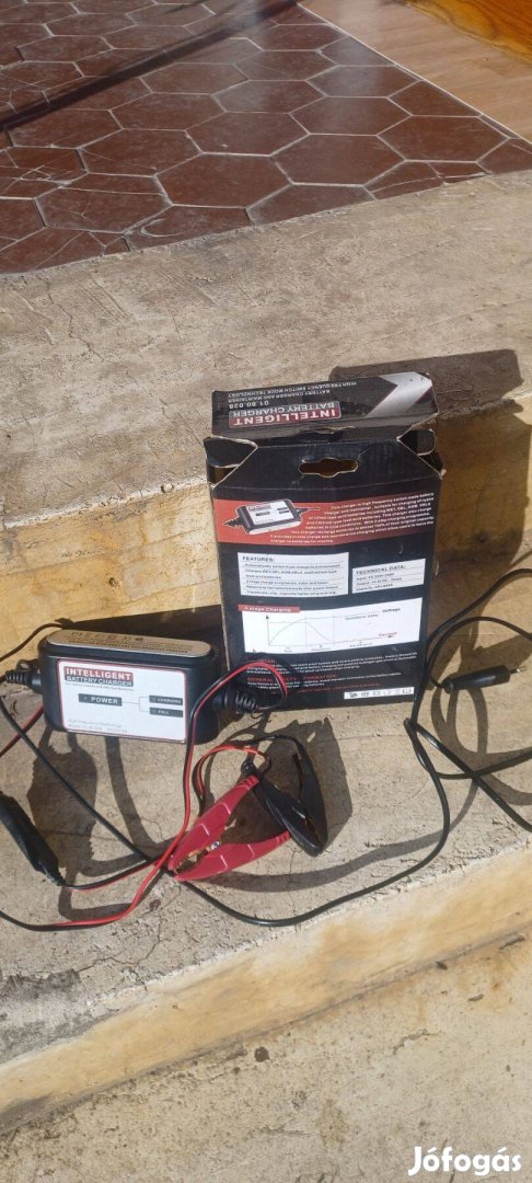 Akkumlátor töltő 6-12 V-os kitűnő állapotban eladó