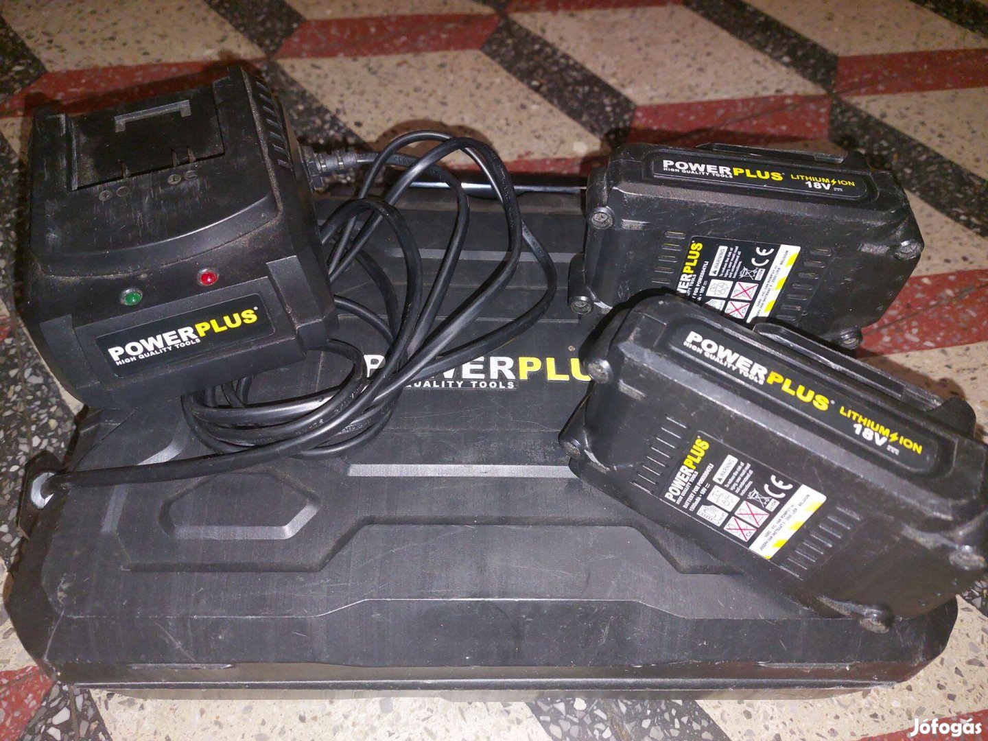Akkumulátor töltővel powerplus