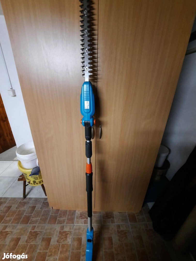 Akkumulátoros sövénynyíró teleszkópos nyéllel