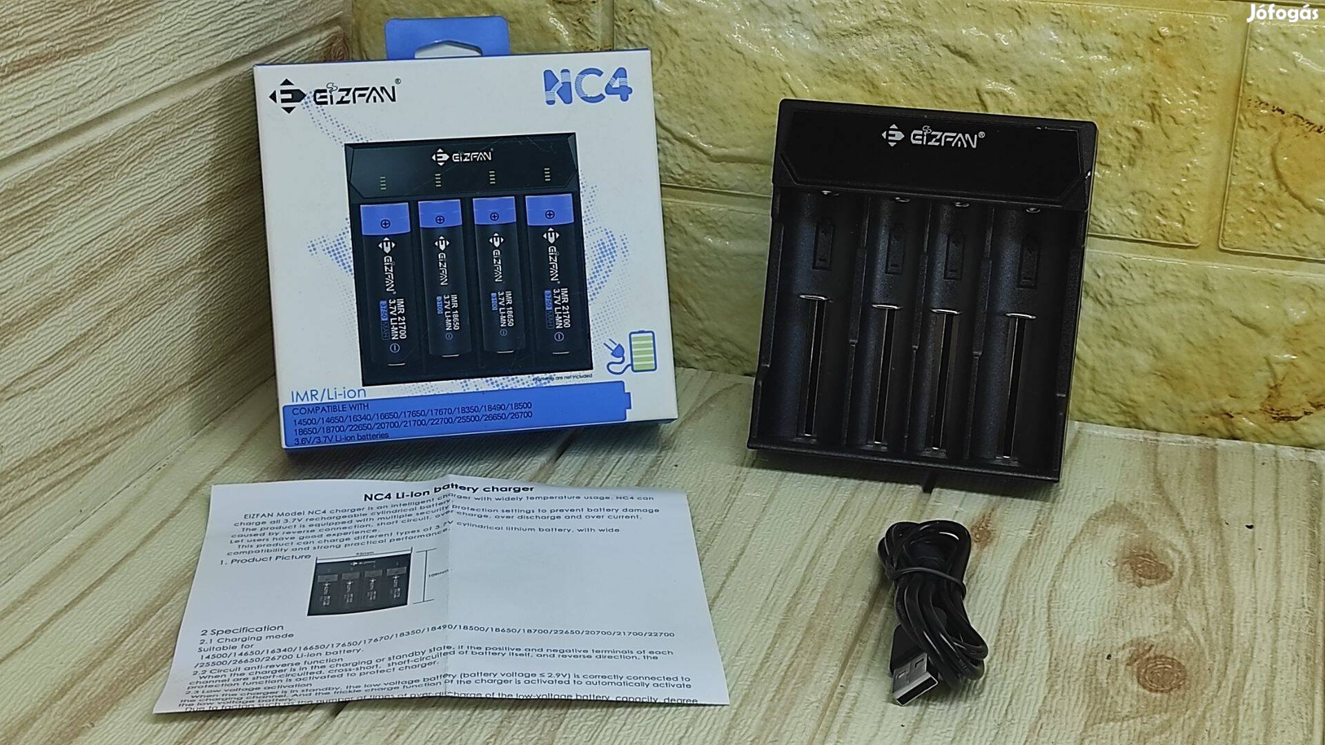 Akkumulátortöltő NC4 Eizfan 3,6 V-3,7 V-os lítium akkuhoz USB-kábellel