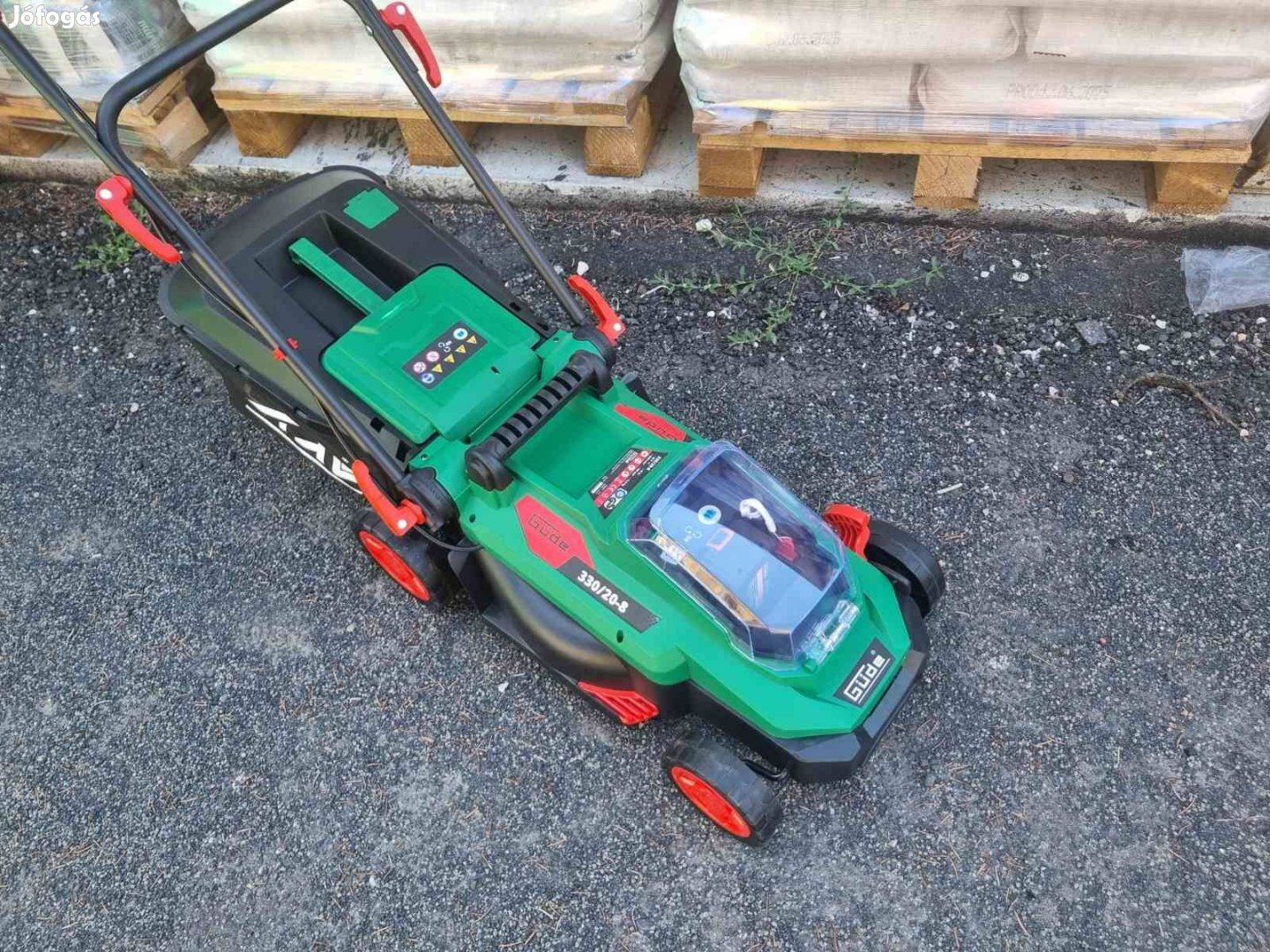 Akkus fűnyíró töltővel 4,0 Ah akkumulátorkapacitással, 32cm vágószéles