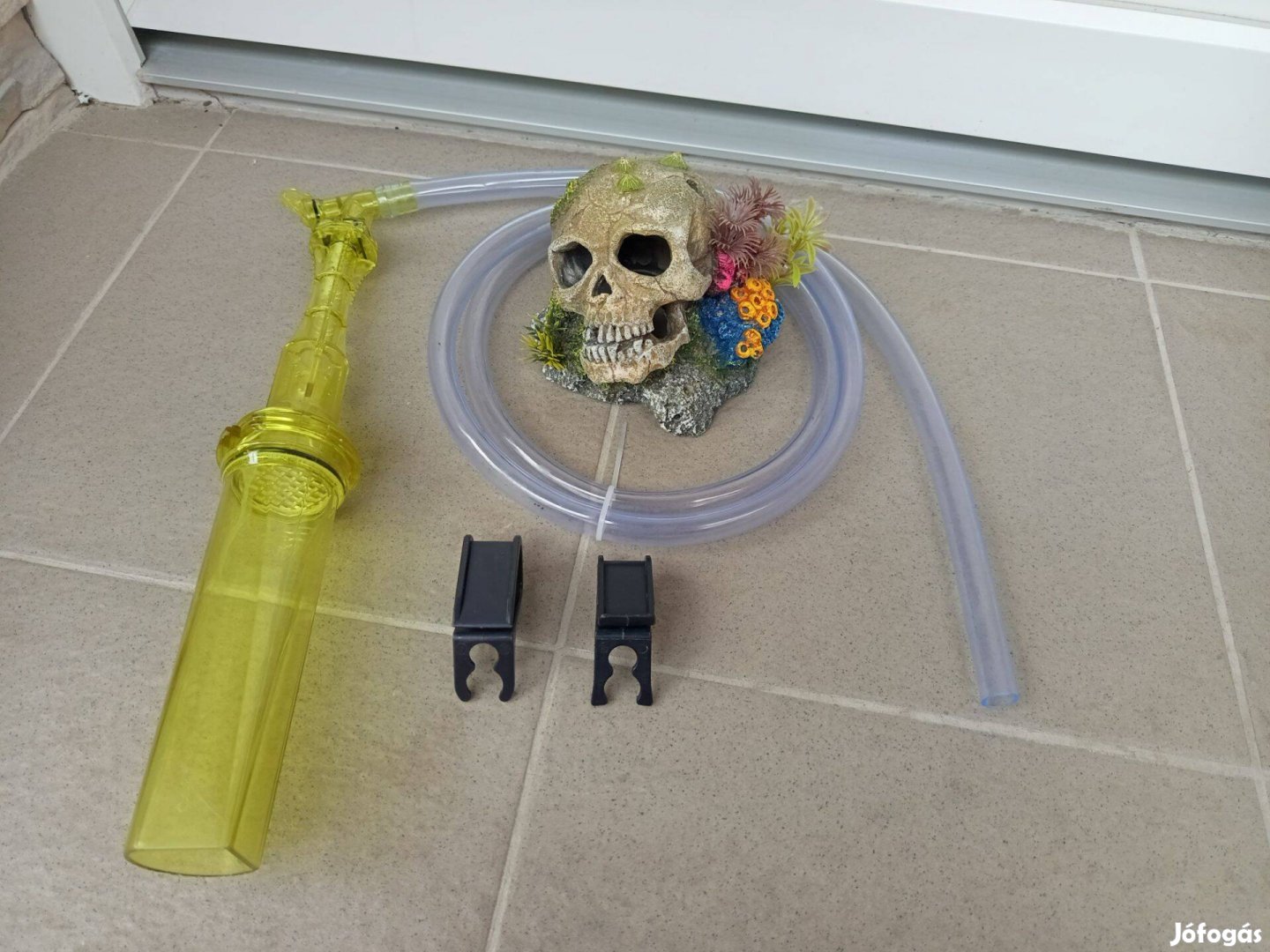 Akvárium kézi aljzattisztító.Tetra GC30 + nagy koponya akvárium dekor