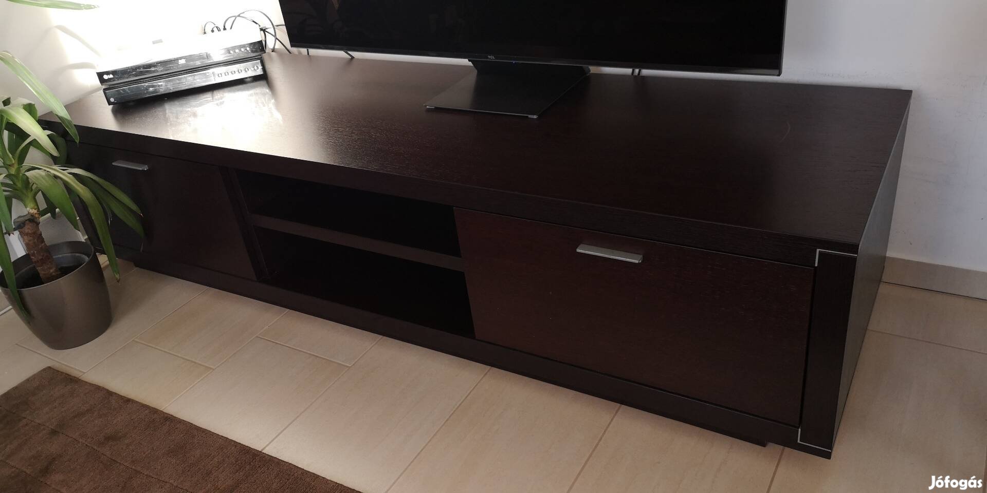 Alacsony TV bútor  hátpanelekkel, lebegő polccal