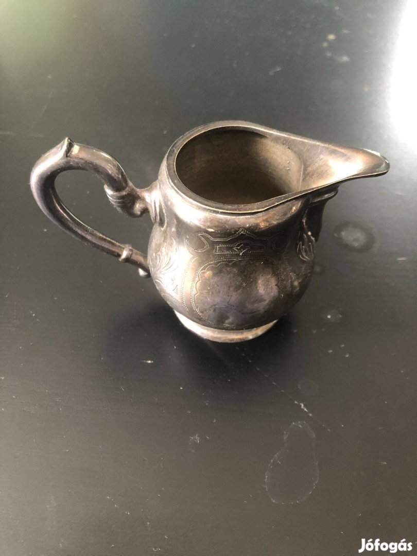 Alapka véséssel díszített tejszínes