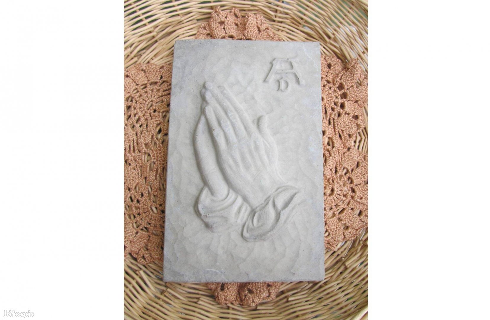 Áldást osztó kéz, cement kép