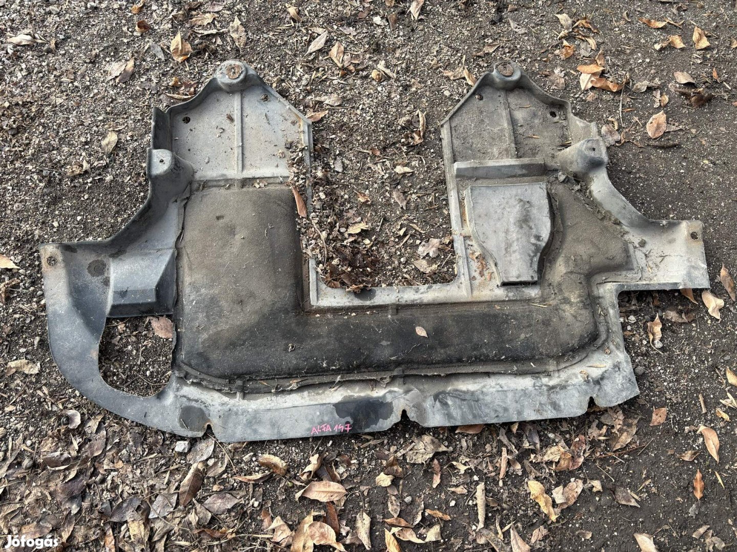 Alfa 147 alsó motorvédő burkolat 