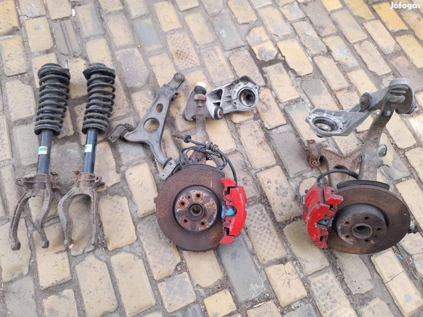 Alfa 156 féknyereg féktuskó féktárcsa gólyaláb rugó