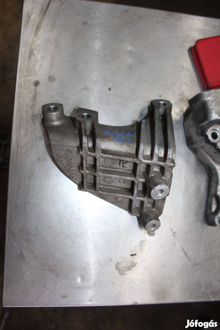 Alfa Romeo 159 1.9D 150LE motortartó bak 55195530
