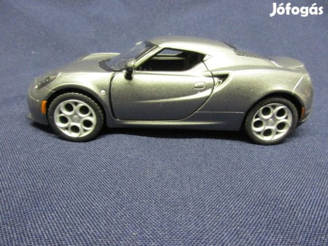 Alfa Romeo 4C ezüst színű modell autó