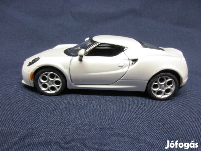 Alfa Romeo 4C fehér színű modell autó