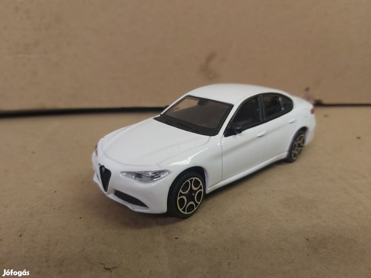 Alfa Romeo Giulia Fehér színű modell autó  1:43 méretarány, Bburago