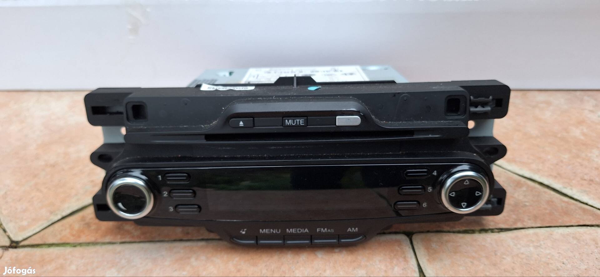 Alfa Romeo Giulietta gyári CD-s rádio kerettel