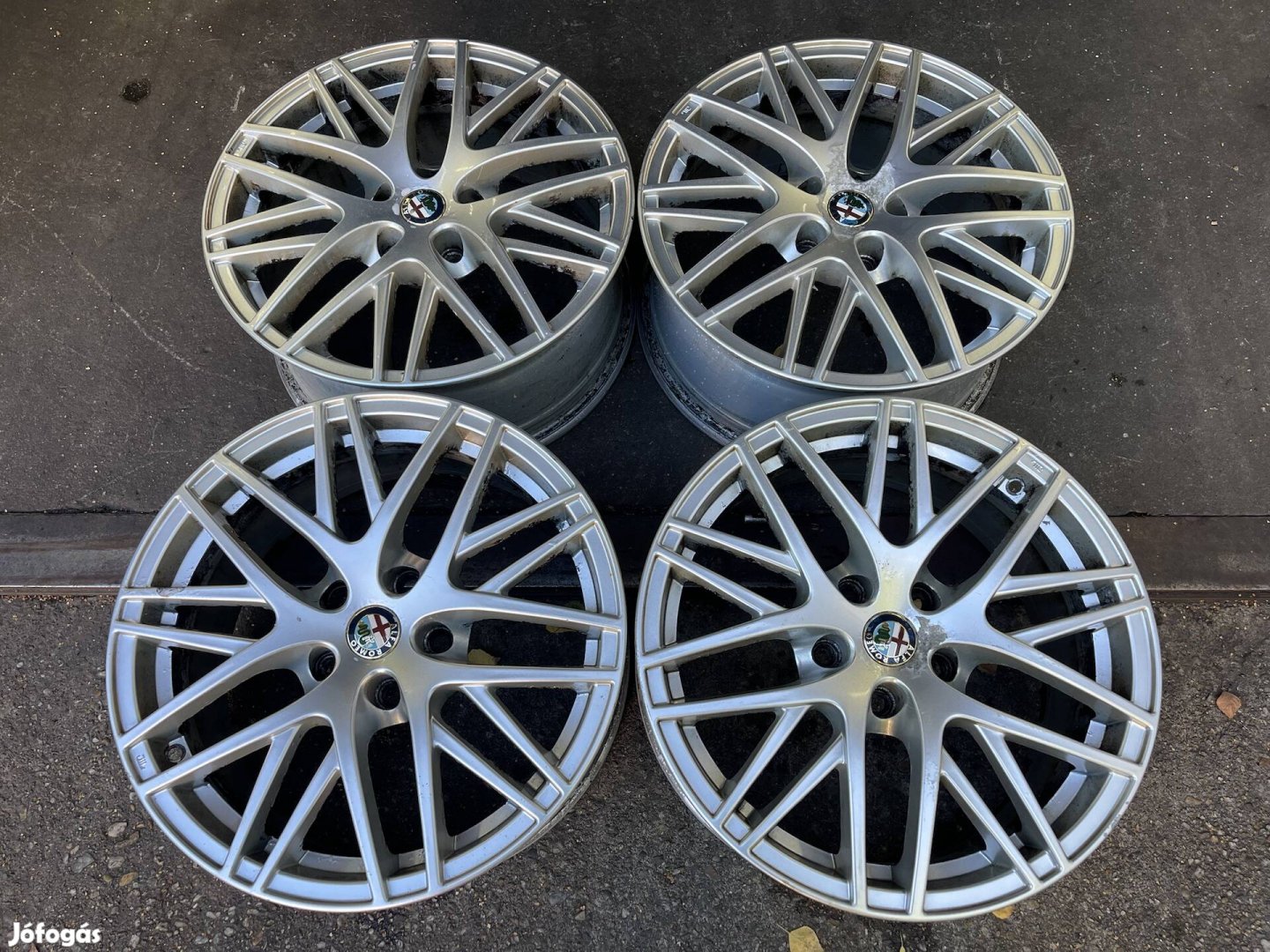 Alfa Romeo gyári 17" alufelni szett