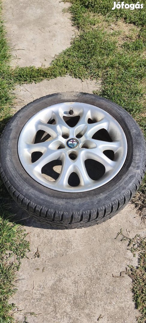 Alfa Romeo könnyűfémfelni 195/55 R15-ös téligumival.