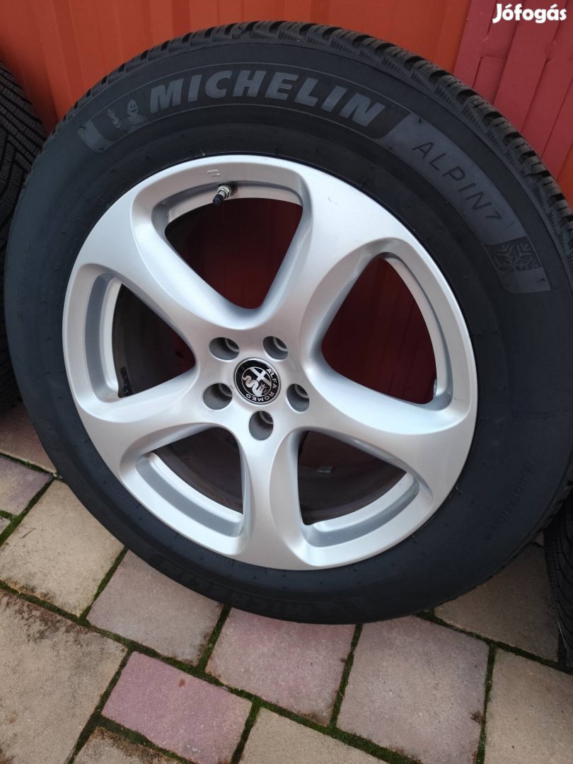 Alfa Stelvio gyári alufelni új Michelin téligumival 