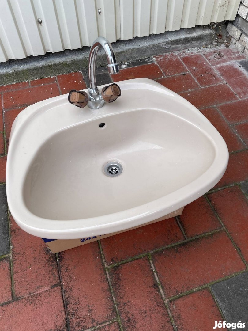 Alföldi mosdó csappal