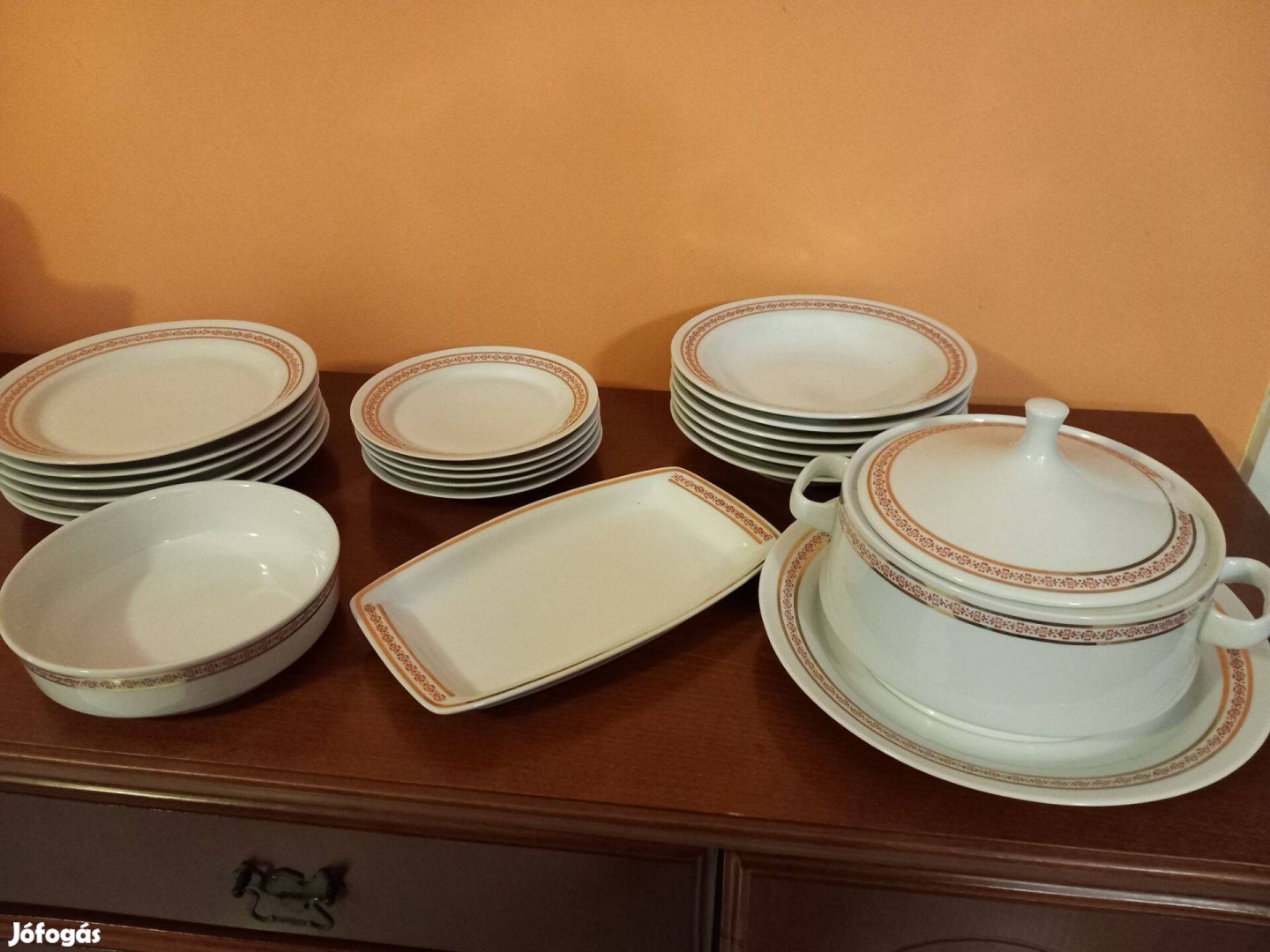 Alföldi piros-arany mintás porcelán étkészlet