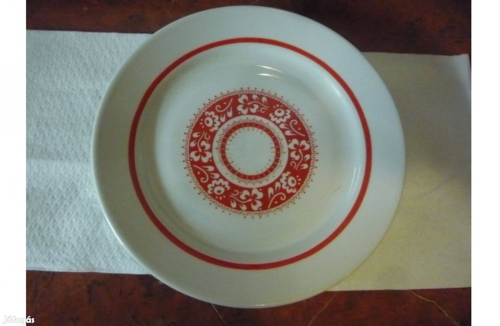 Alföldi piros színű virágmintás süteményes tányér párban egyben