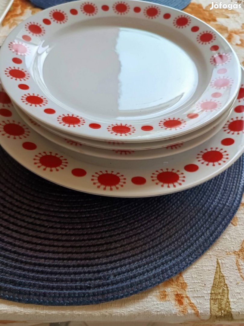 Alföldi porcelán  tányérok es kinálók Vria dekorral
