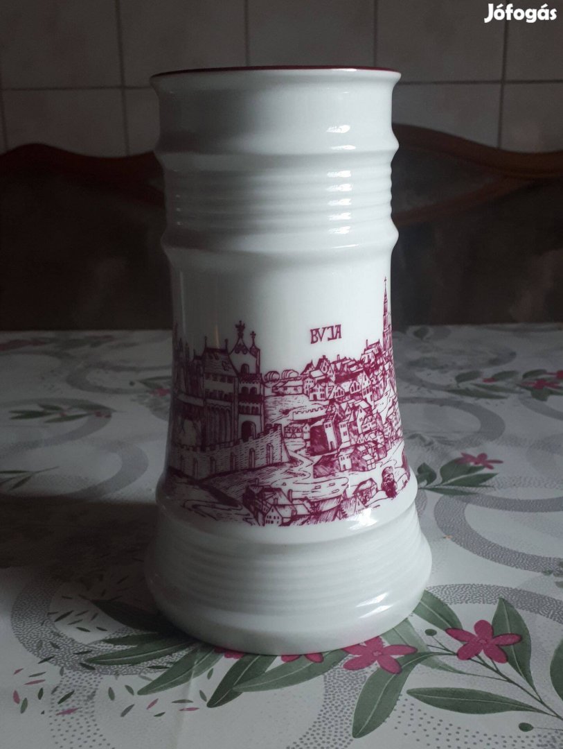 Alföldi porcelán korsó a középkori Buda látképével