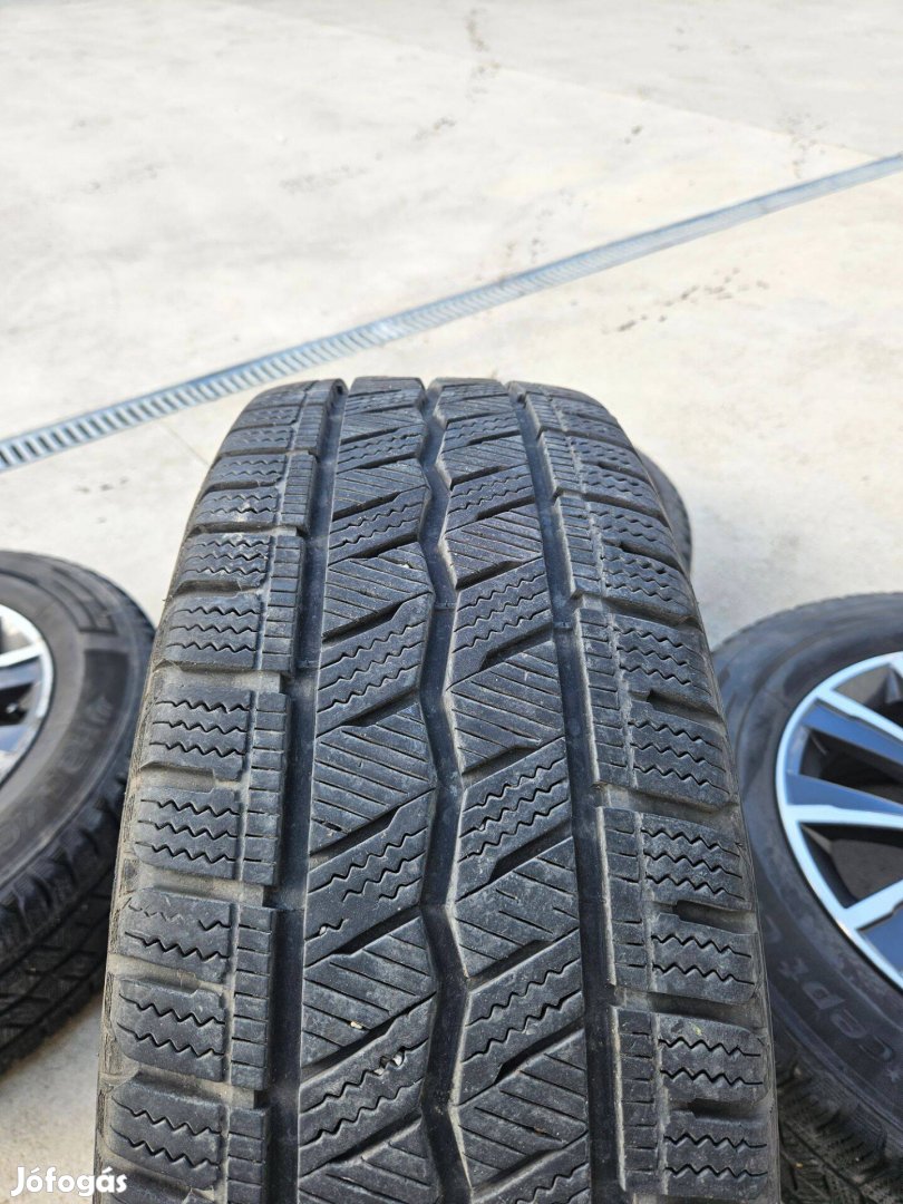 Alig futott 4 db Hankook téli gumi 215 / 65 R 16