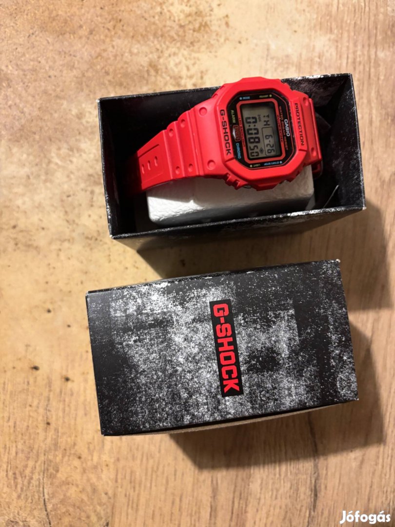 Alig használt piros férfi Casio karóra