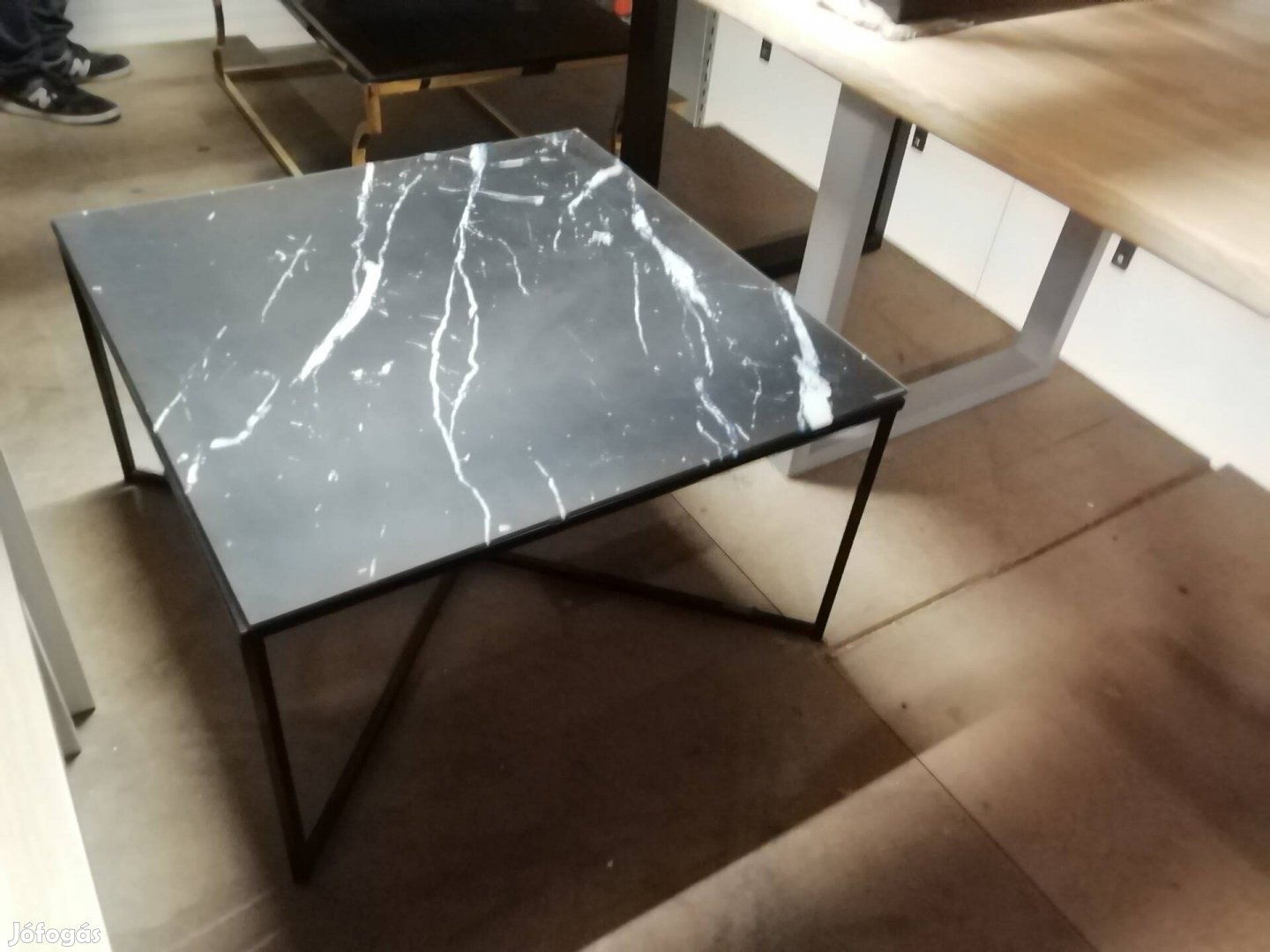 Alisma dohányzóasztal