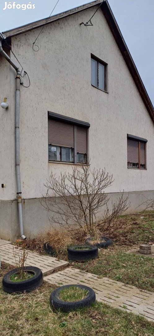 Alkalmi áron eladó masszív családi ház