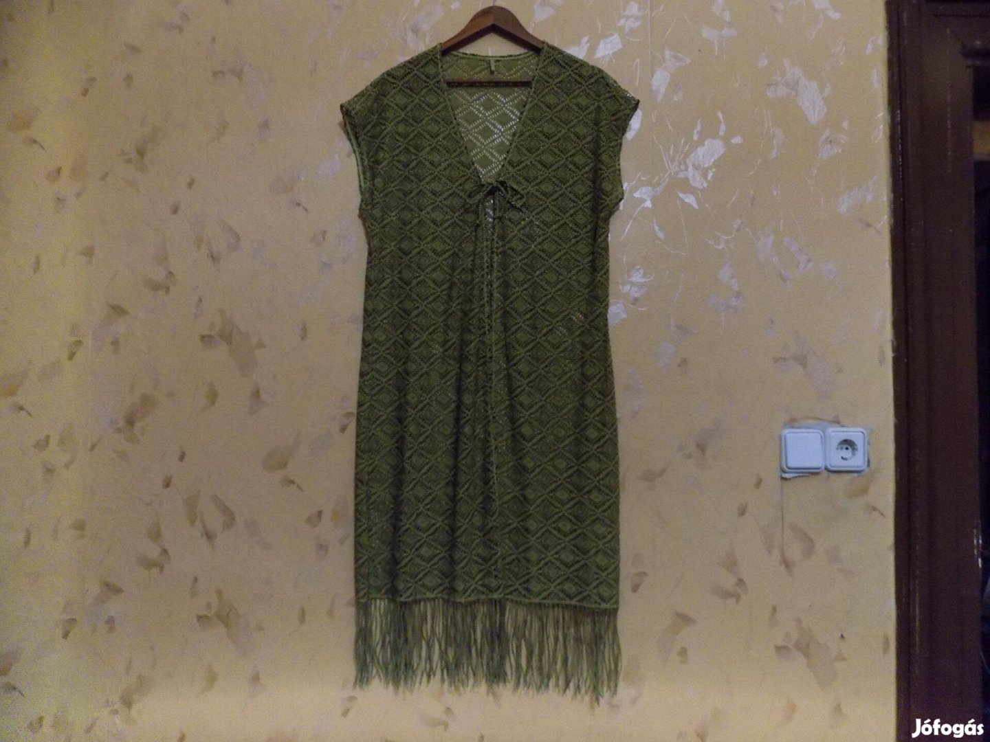 Alkalmi ruha tetejére szokták felvenni, különleges