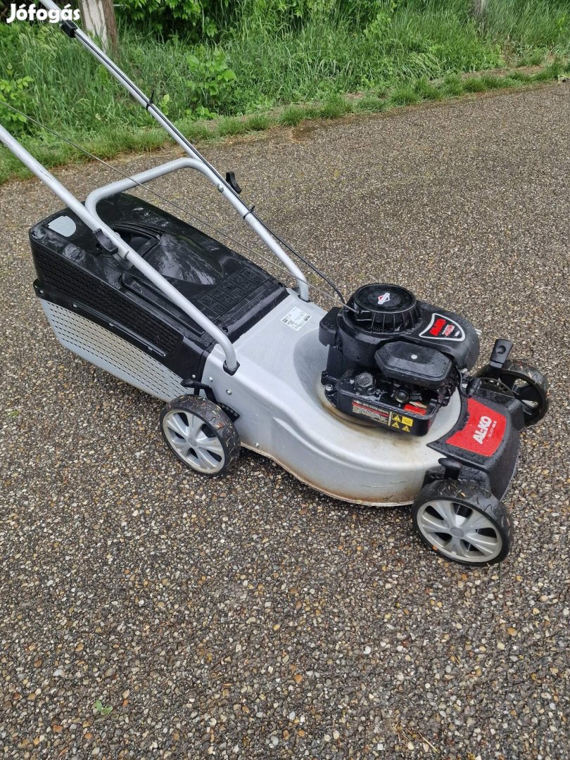 Alko Briggs motoros fűgyűjtős jól működő fűnyíró 