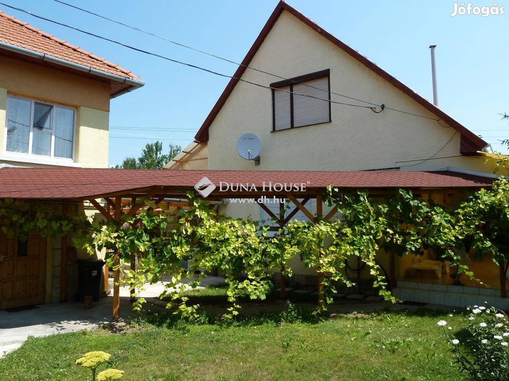 Alkuképes áron eladó vendégház és lakóház egy udvaron Tokajban