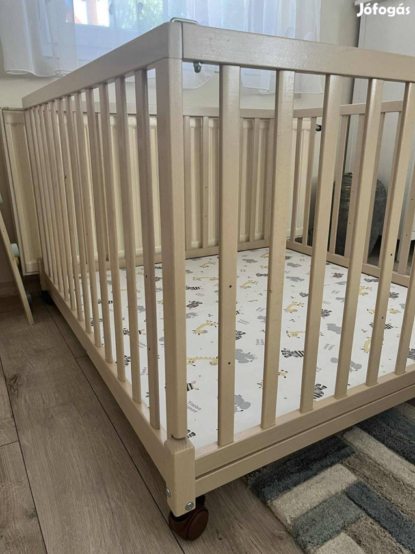 Állítható fa járóka