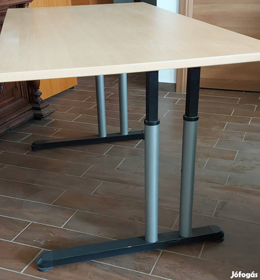 Állítható magasságú íróasztal, irodai asztal