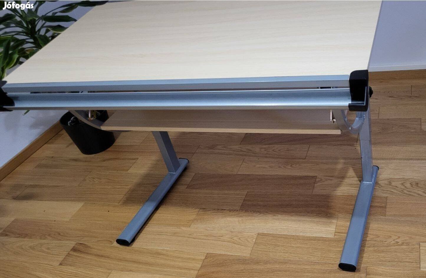Állítható magasságú íróasztal dönthető asztallappal