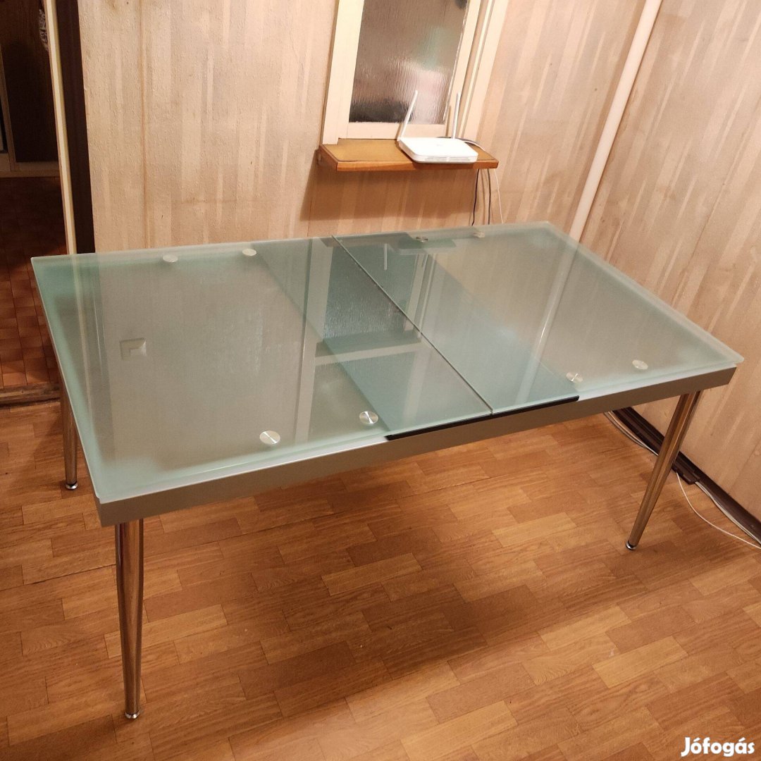 Állítható méretű üvegasztal