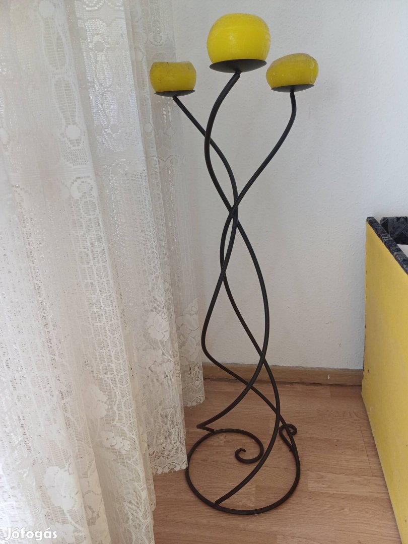 Álló 3ágú gyertyatartó gyertyákkal eladó