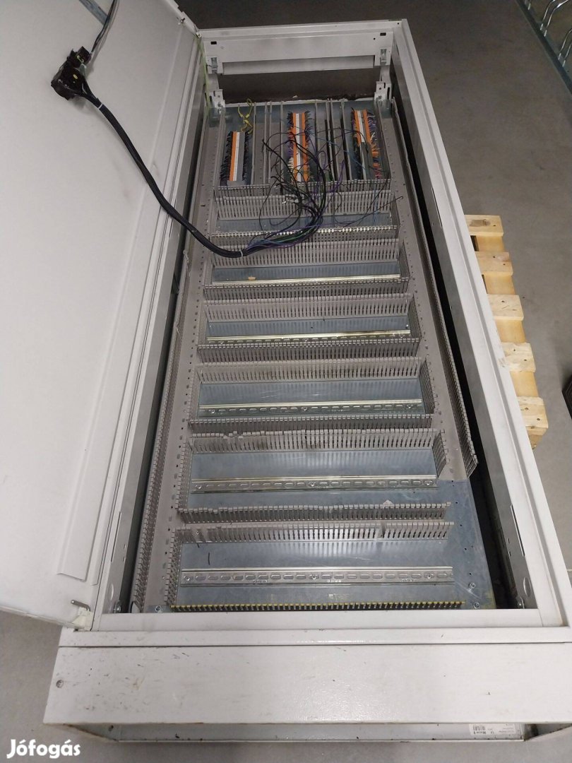 Álló acél kapcsolószekrény 2160x775x305mm polc tároló