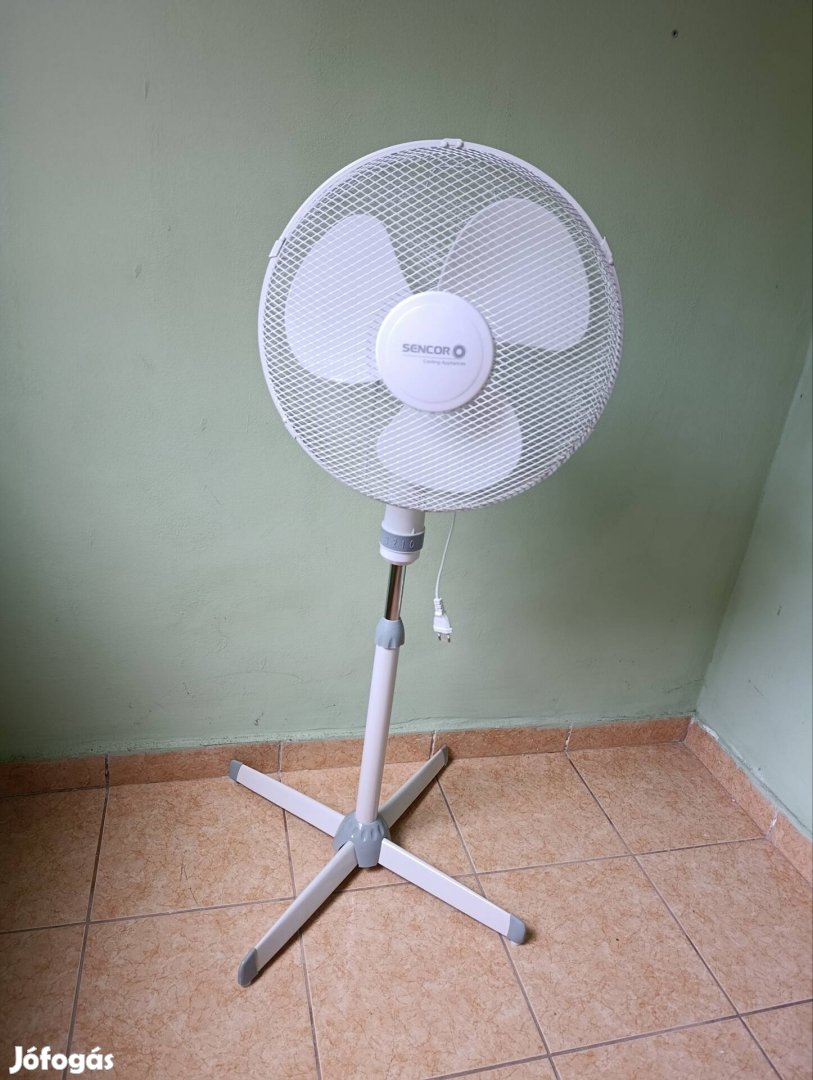 Álló ventilátort a nagy hőségben 