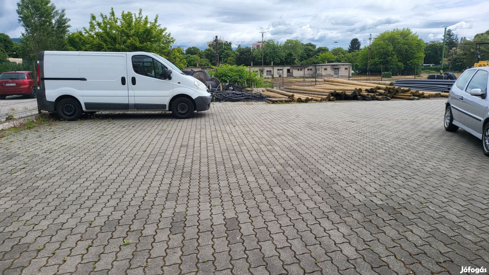 Állomás közelében  180 nm-es  zárt  terület kiadó