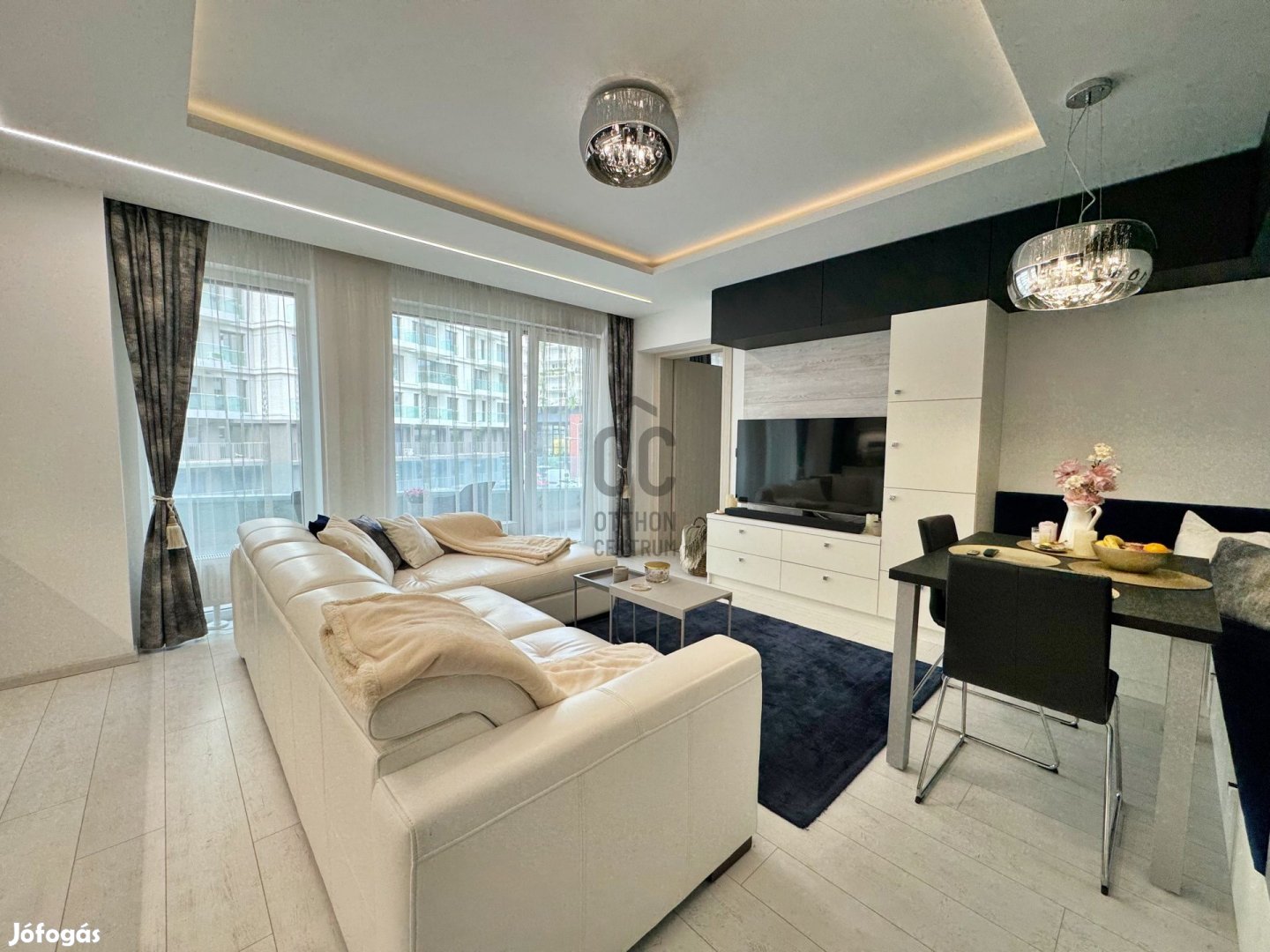 Allure Residenceben kétszobás lakás nagy erkéllyel.