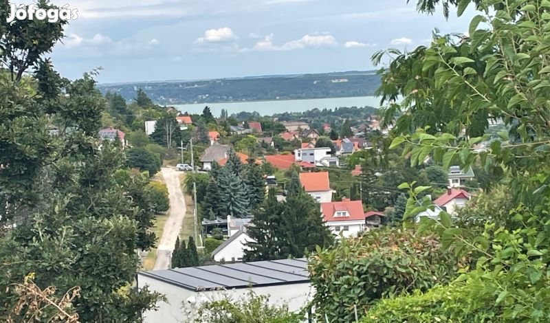 Almádiban panorámás belterületi telek eladó