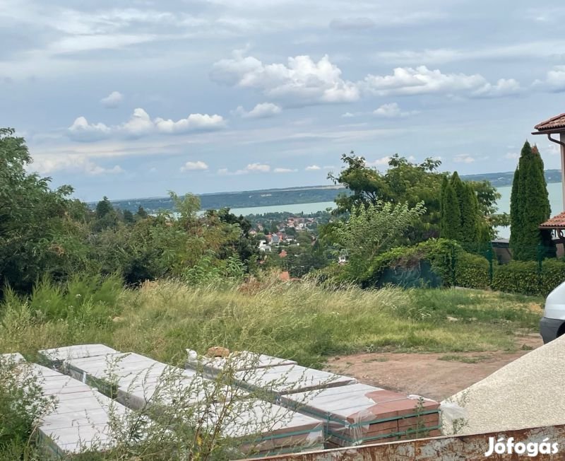 Almádiban panorámás belterületi telek eladó