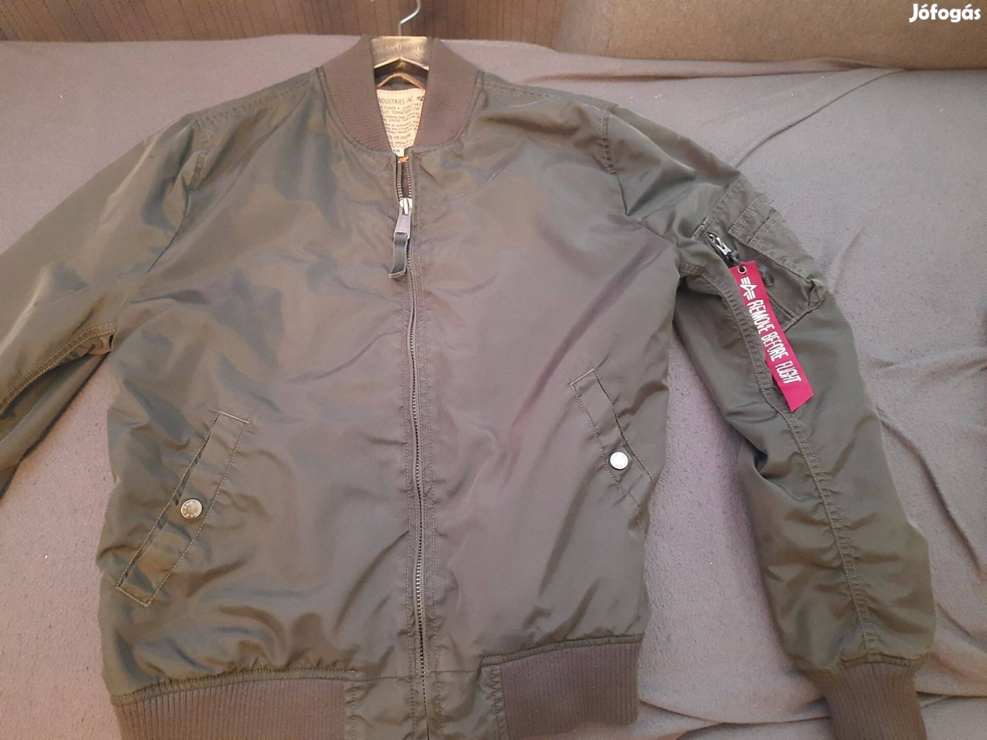 Alpha Industries L-es khaki színben :25000Ft