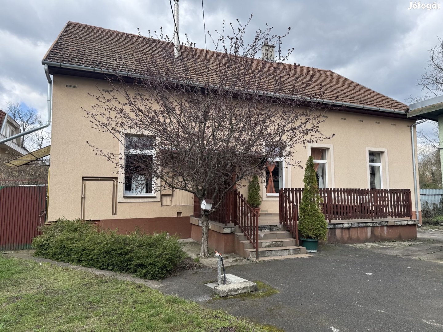 Alsógöd szívében VÁLLALKOZÁSRA ALKALMAS ikerház ELADÓ