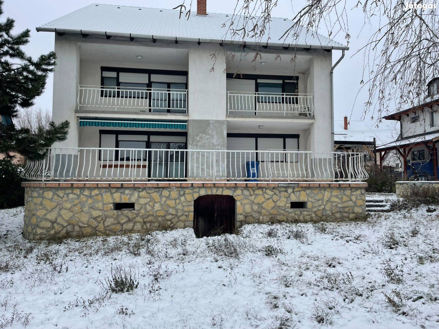 Alsóörs csendes utcájában eladó egy nagy méretű családi ház